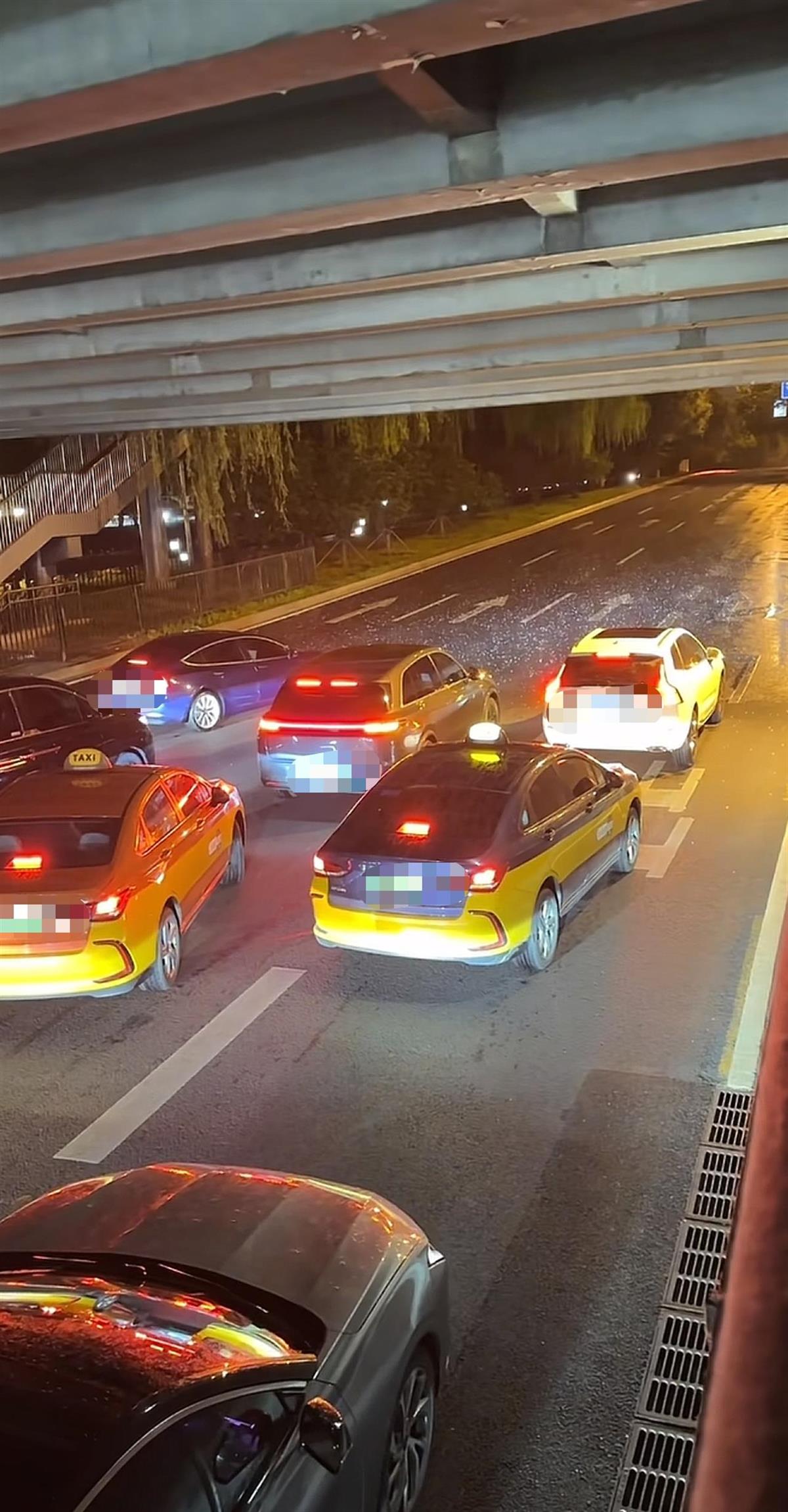 车辆为躲冰雹停在天桥下致拥堵，北京交警:后面车主可提供证据举报
