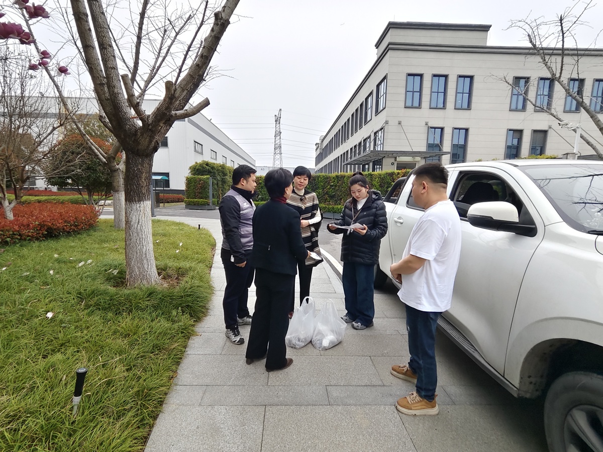 走马岭环卫公司工作人员向天济药业相关负责人发放垃圾分类指南 (1).jpg