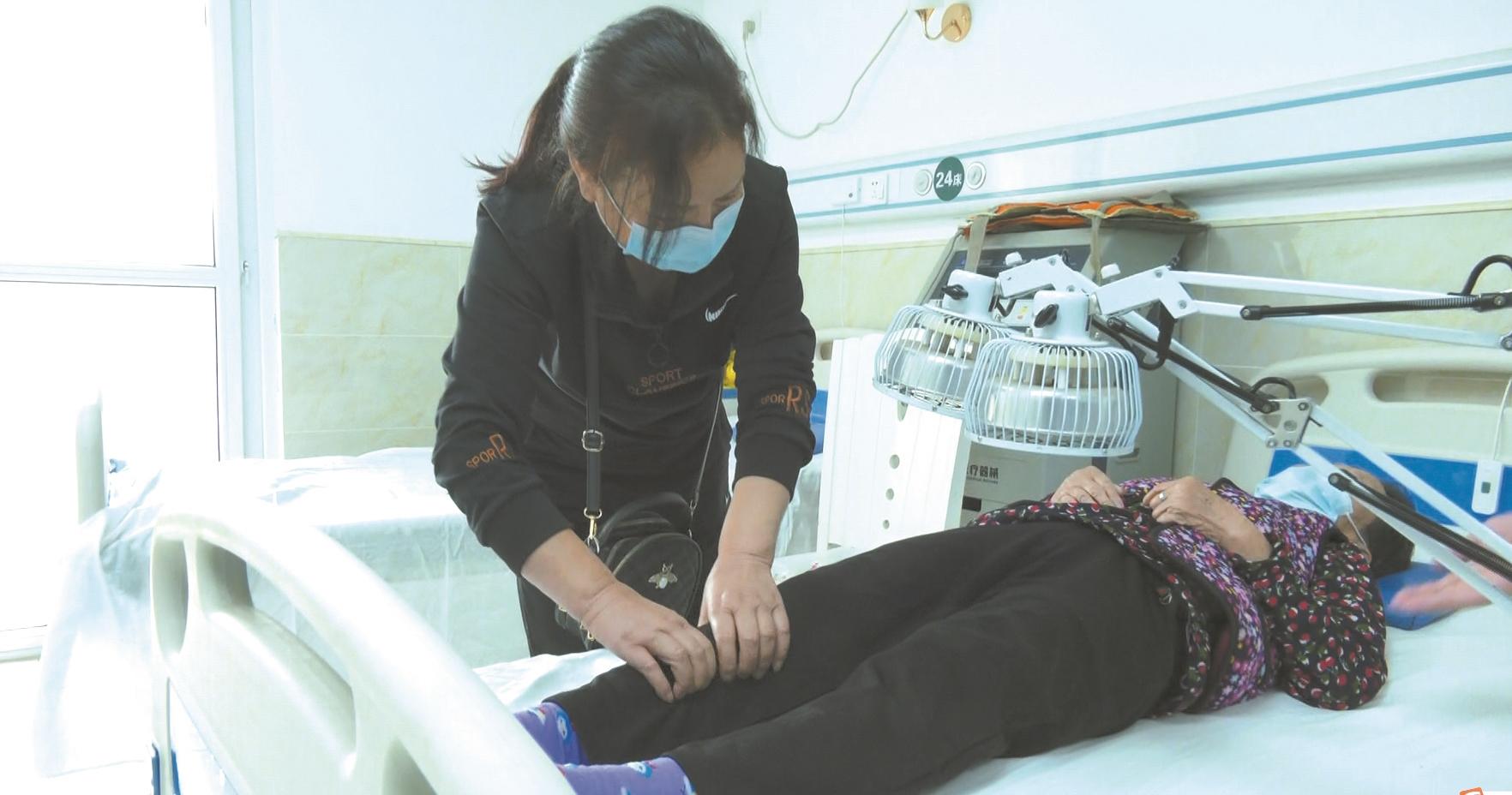 王丽珠给婆婆按摩