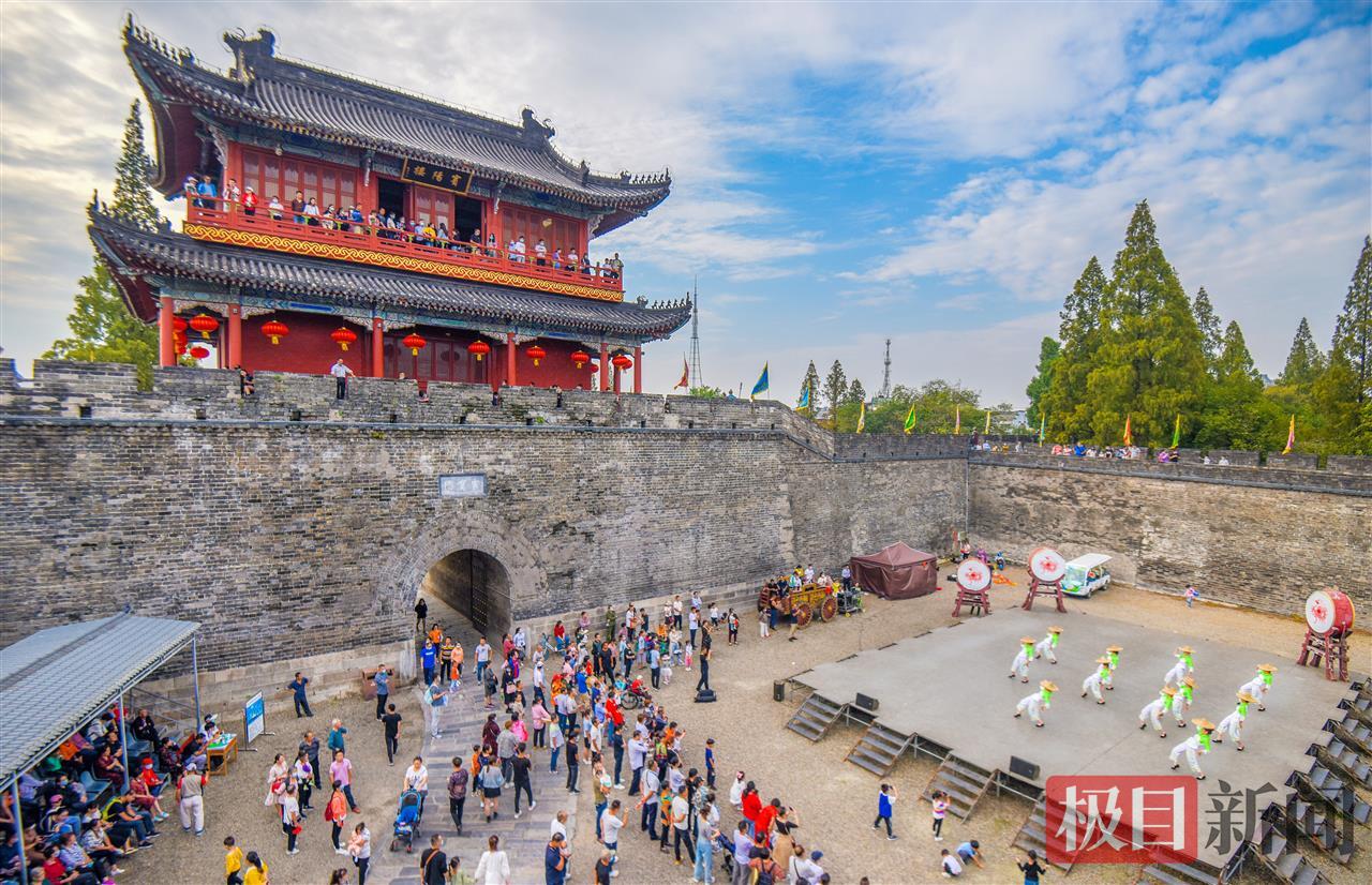 游客在荆州古城宾阳楼景区游玩。（极目新闻记者 黄志刚 摄）.jpg