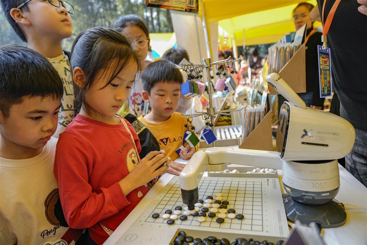 0、孩子们与机器人对弈围棋.jpg