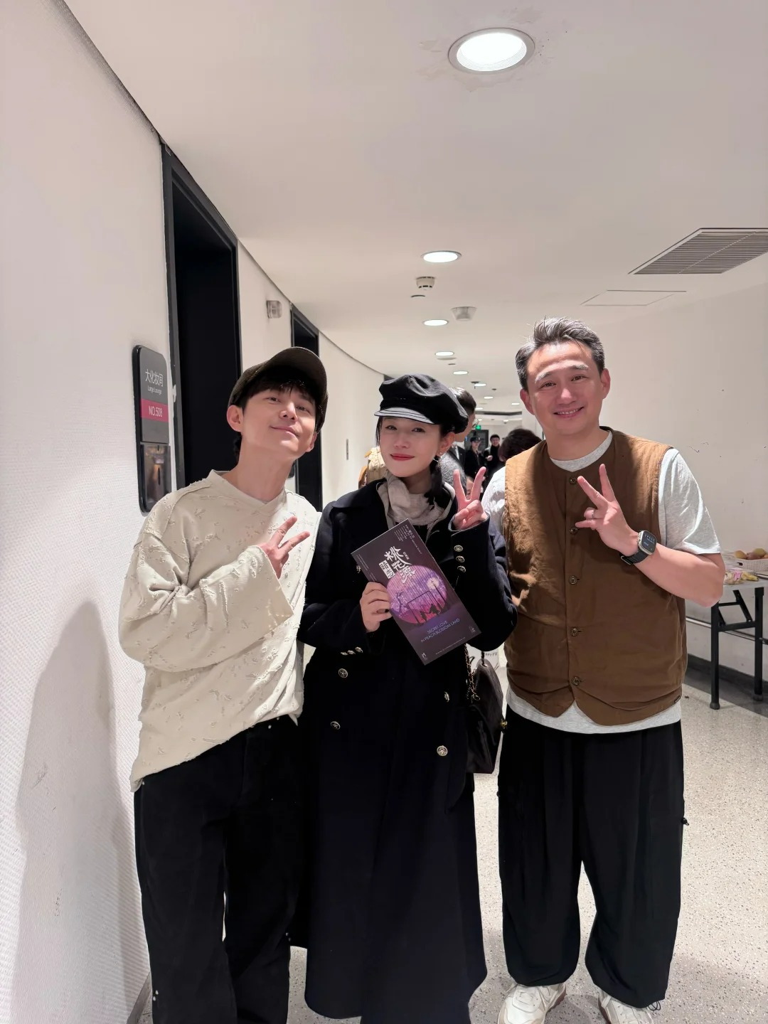 晒出与黄磊何炅合照，陈妍希说人生充满着无奈和无常，还是要学会接受和放下