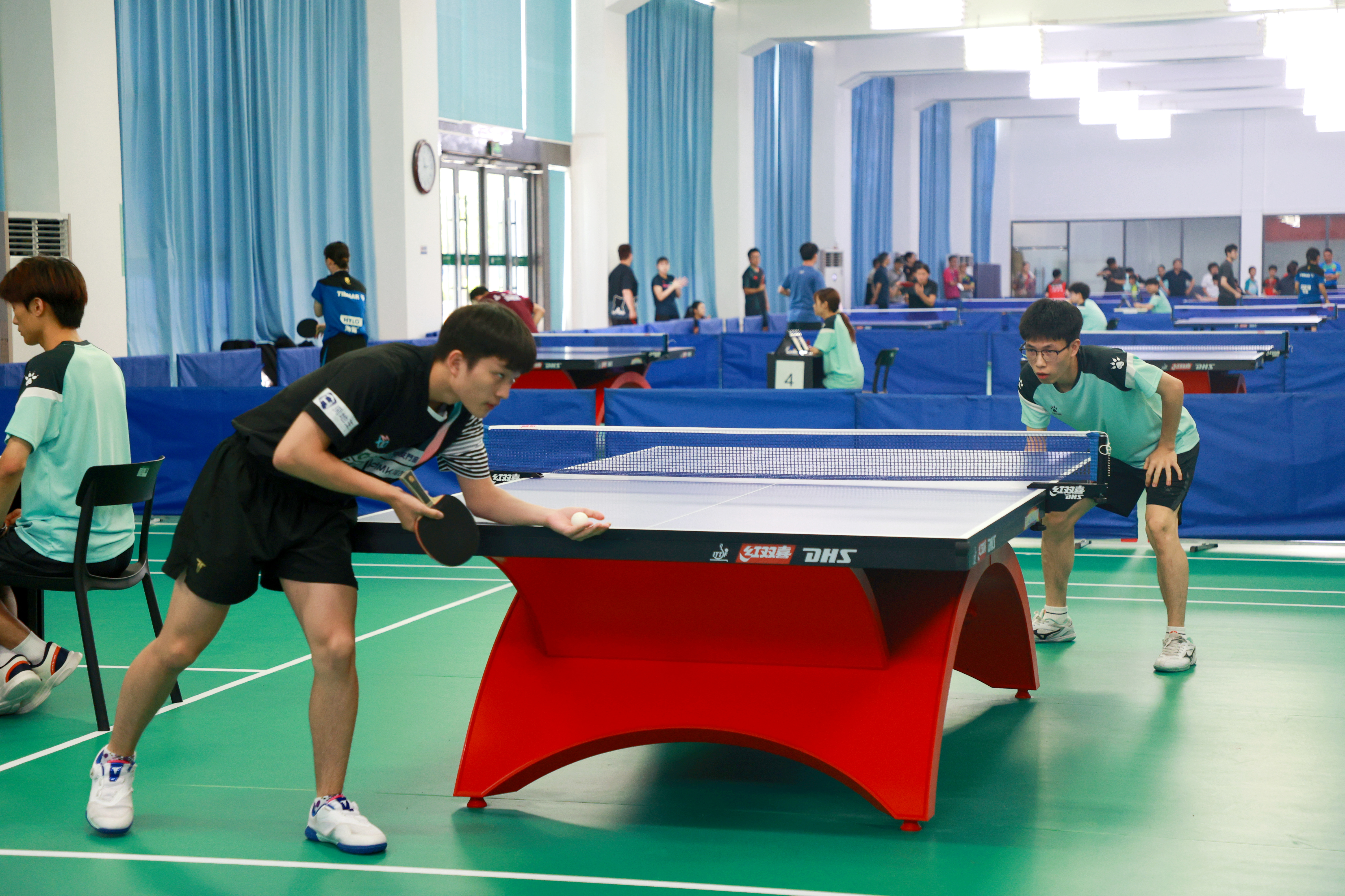 图为紧张激烈的乒乓球赛 摄影：芮雨欣 (7).JPG