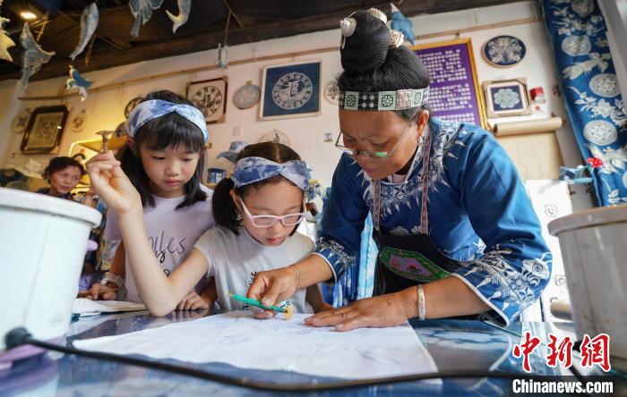 图为小朋友体验苗族蜡染。　杨武魁 摄