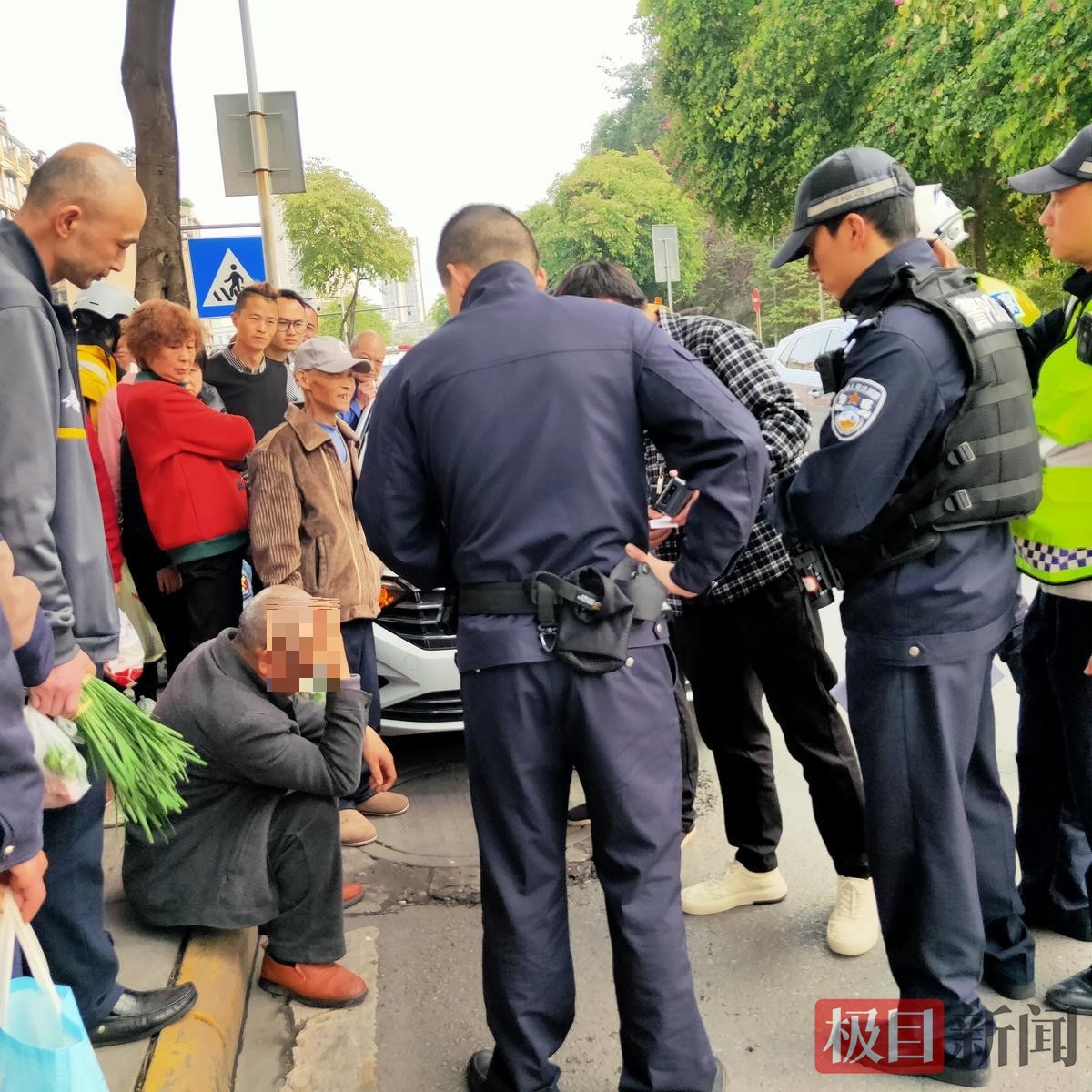 老汉疑碰瓷被民警戴上手铐强制带离，现场目击者拍手大声叫“好” 极目新闻