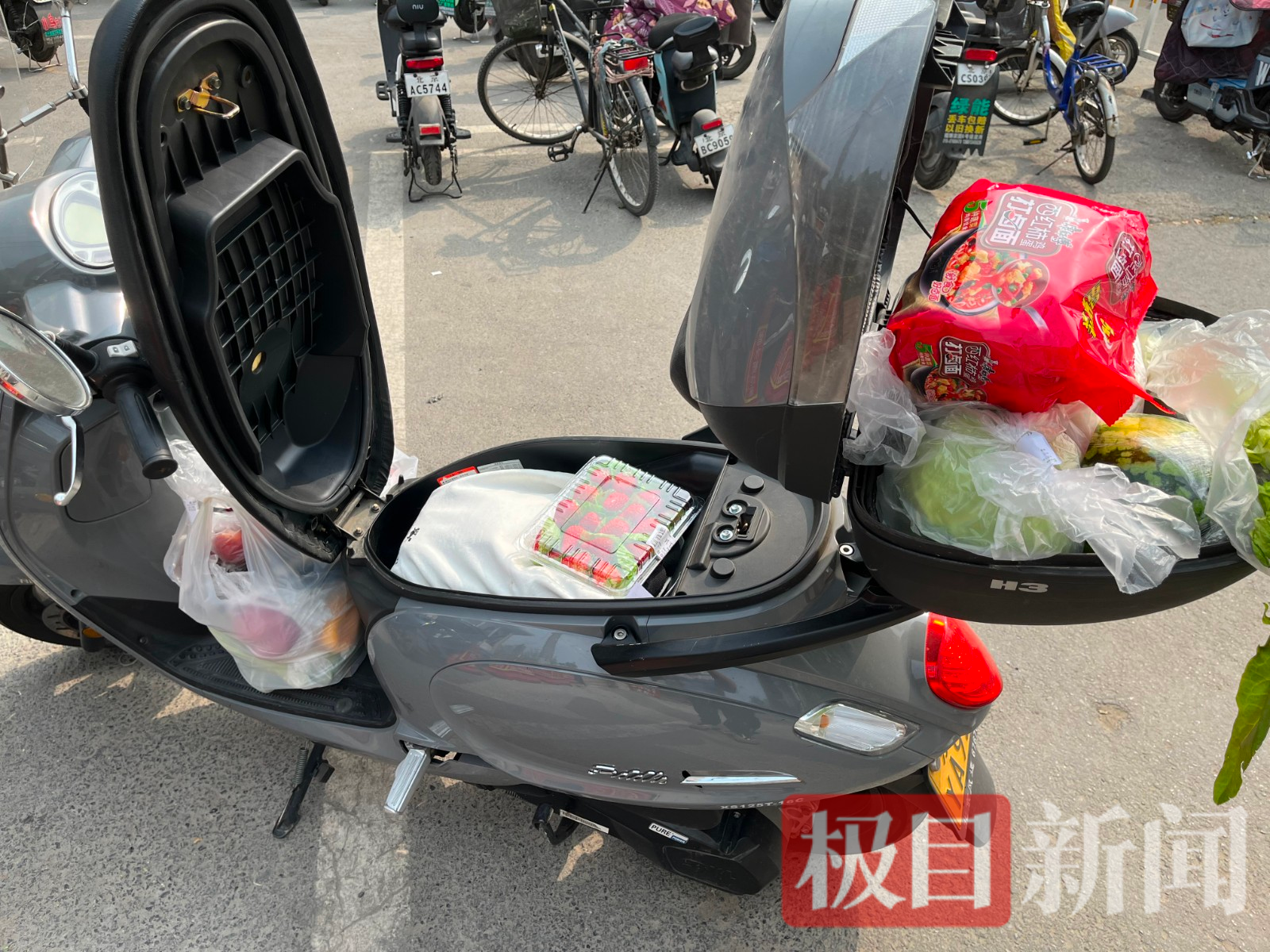 吴先生的摩托车里塞满了物资