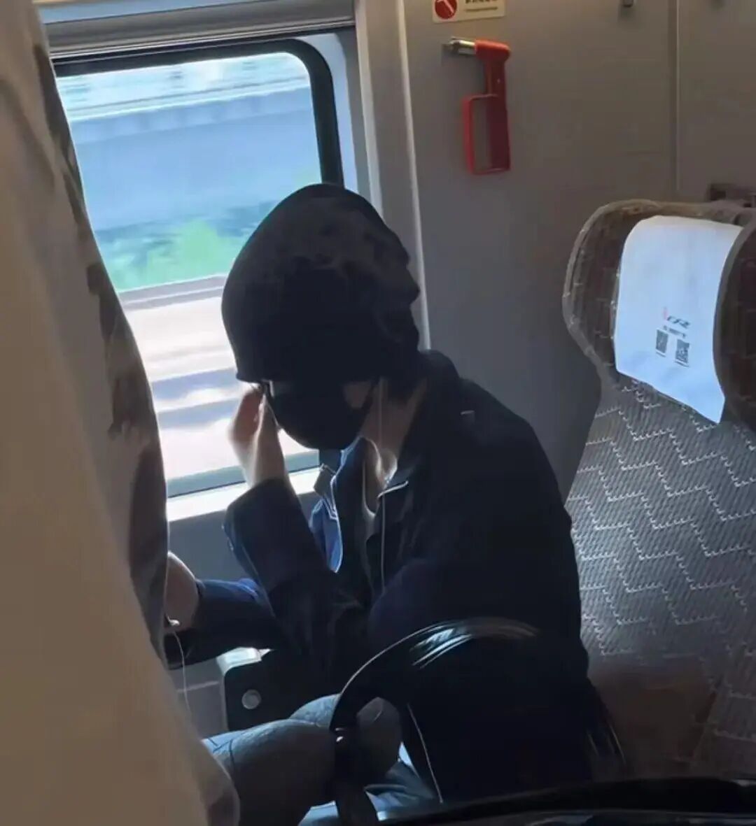 铁路部门回应李权哲占座事件，是谁在装睡不醒