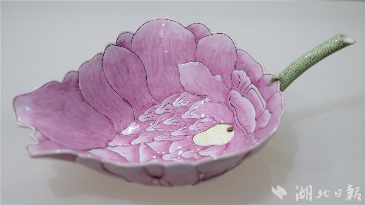  清代光绪款粉彩荷花吸杯（湖北日报全媒记者陈少哲摄）