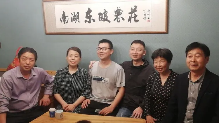 “错换人生28年”当事人姚策生父去世，姚策生母：已安葬，长期压抑，纠纷、官司以及网友的误解，情绪得不到排解，各种疾病导致心脏衰竭