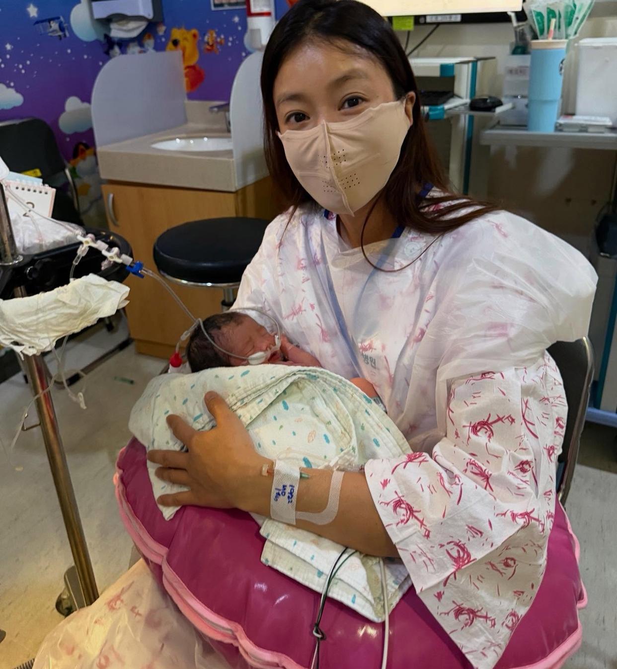 离婚8个月后，43岁韩国女演员生下与前夫二胎