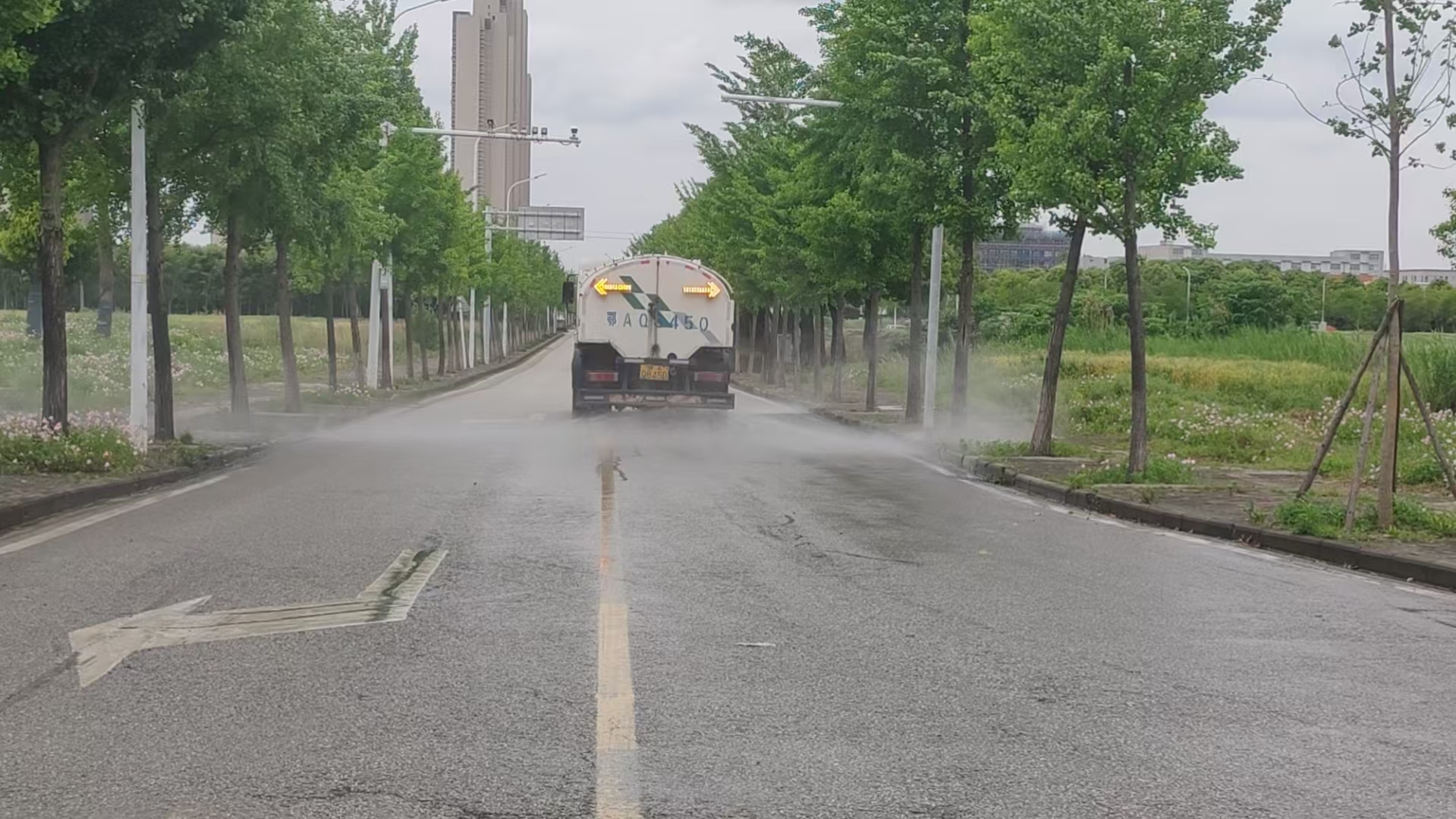 洒水车道路清洗作业.jpg