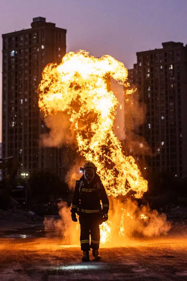 小红书上爆火，有人跟风炫耀！网友：可以去派出所过年了