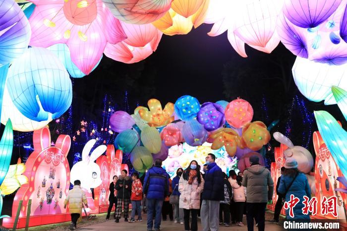 成都金沙遗址博物馆大型彩灯吸引游人。　王磊 摄