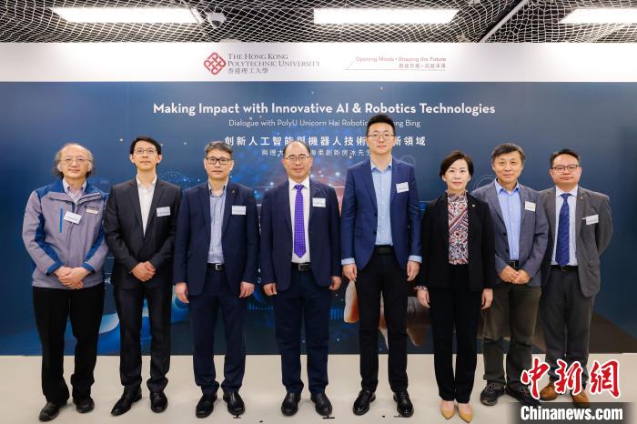 出席活动的嘉宾合影。　香港理工大学 摄