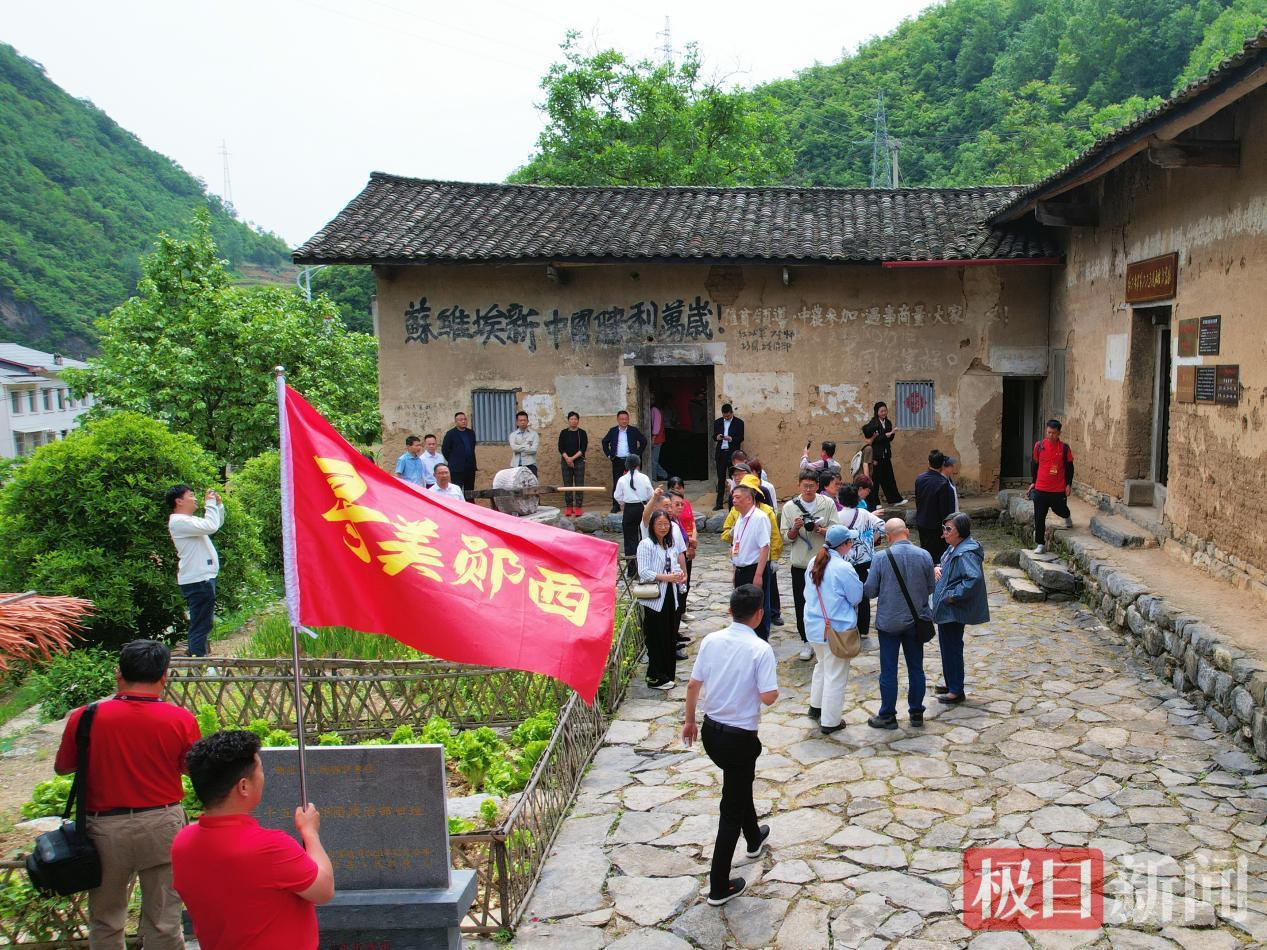 图为“重走长征路”队伍在丁家坪村红25军223团政治处旧址参观。徐军摄.png