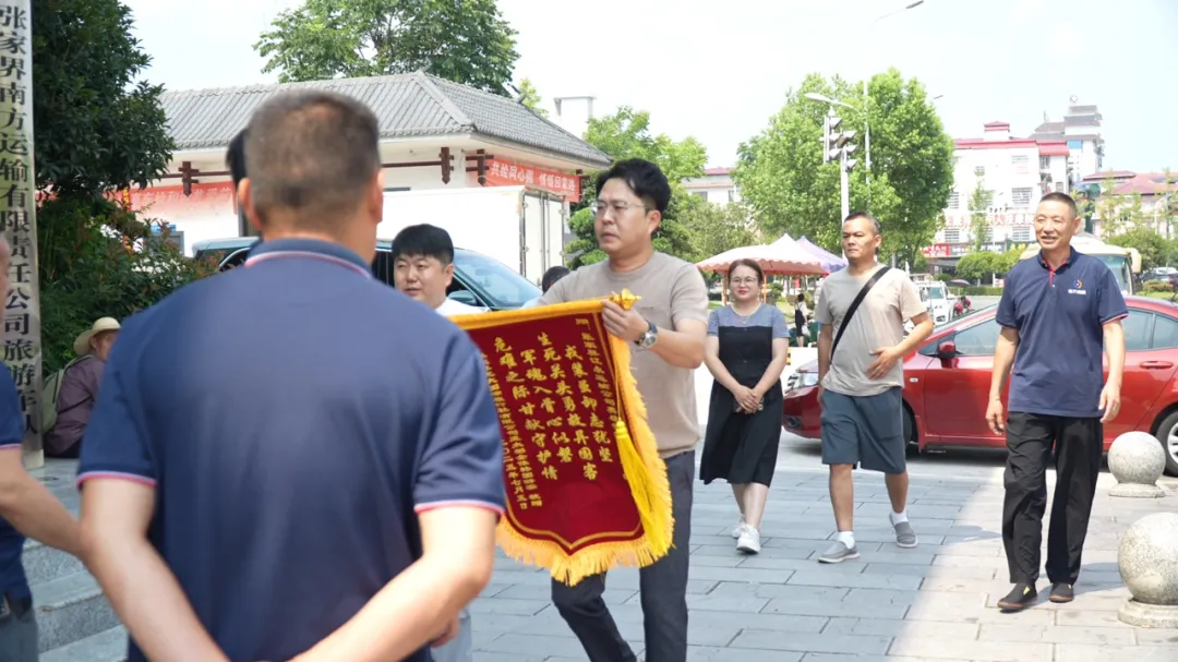 张家界司机高速上突发疾病，晕倒前尽全力熄火刹车救下整车韩国游客，自己不幸离世，年仅41岁，他是退役军人