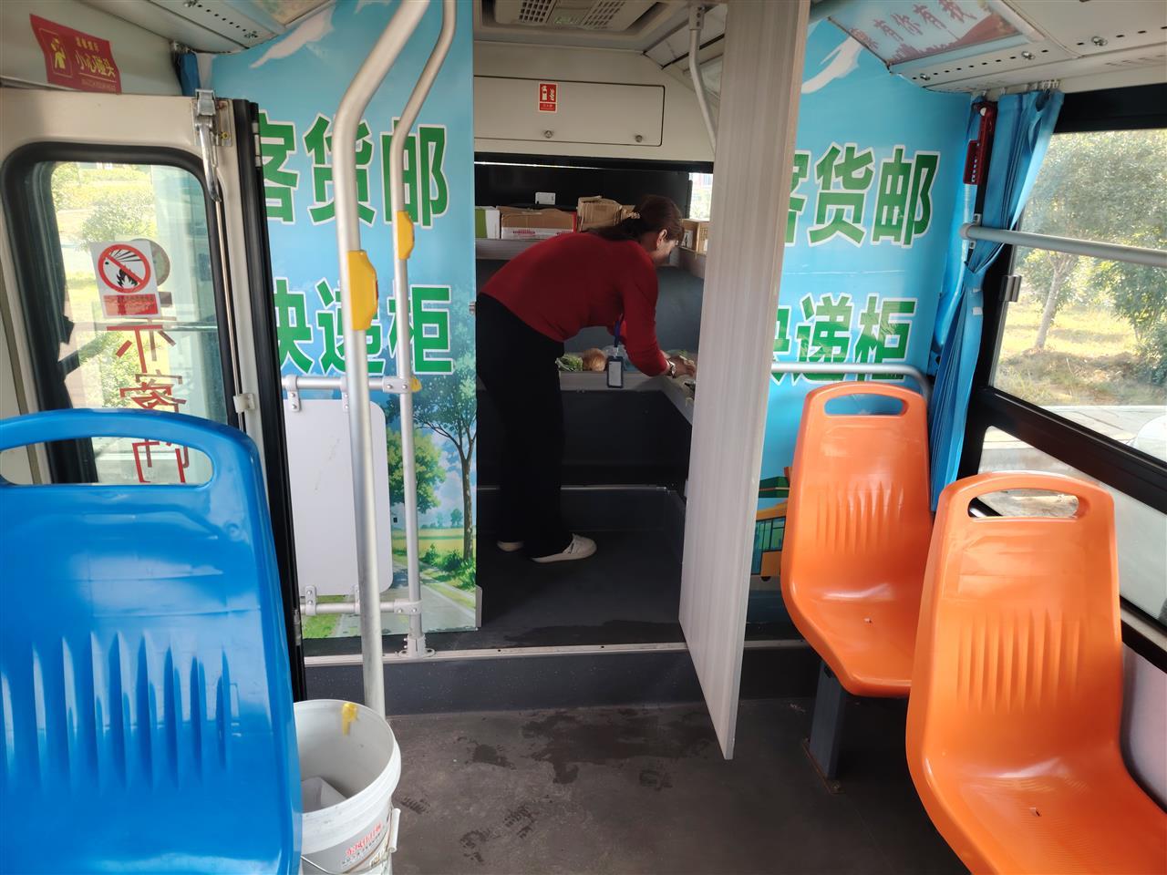 工作人員將快件裝箱.jpg