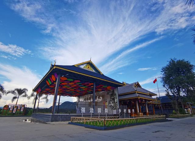 这是云南省勐海县打洛镇曼蚌村大舞台。（勐海县委宣传部供图）