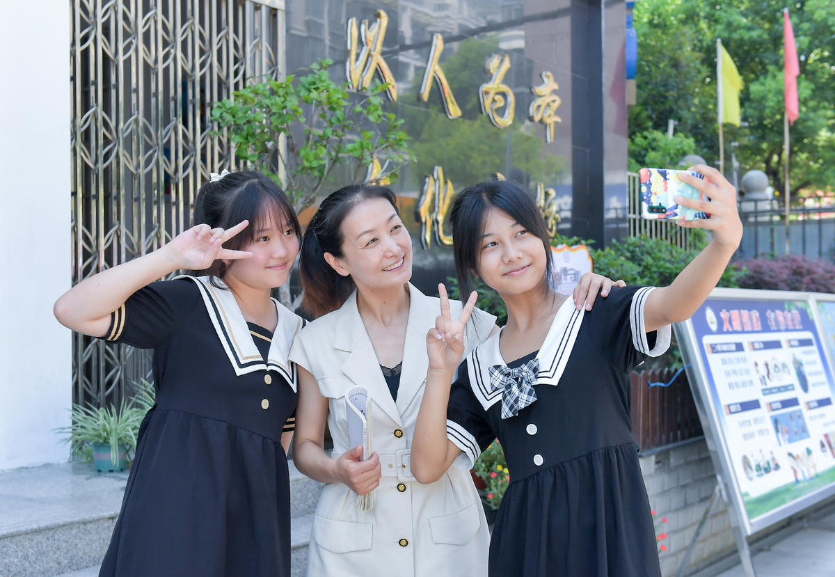 武汉市黄陂区前川街第一小学张玲老师和学生在一起