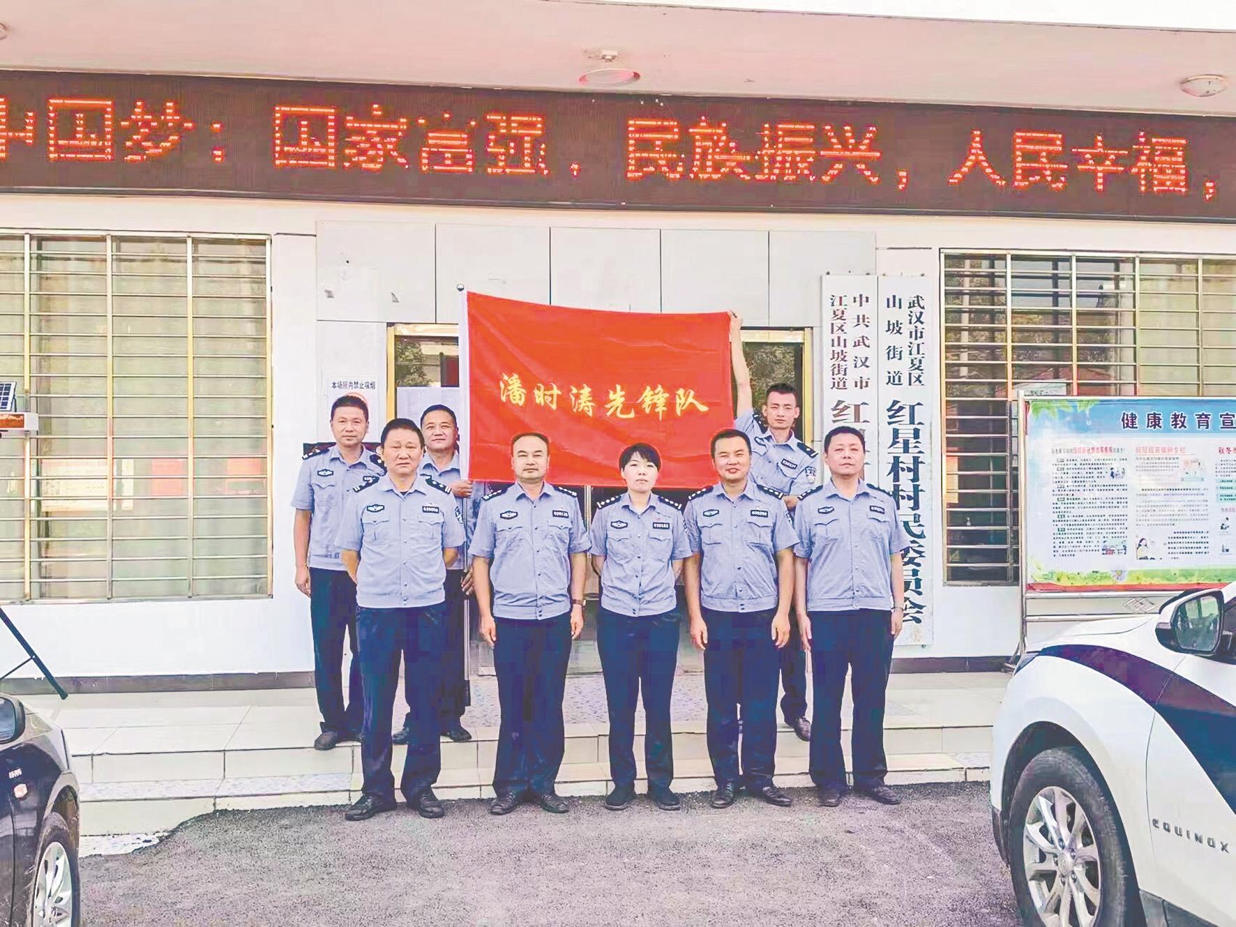 “潘时涛政法先锋队”下沉村湾开展服务