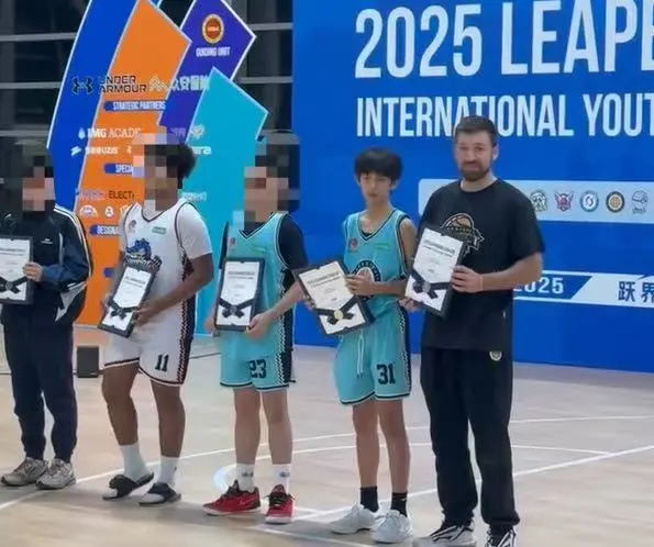 孙俪与邓超儿子“等等”获U14男子比赛亚军，清秀五官神似妈妈；此前邓超带儿子看篮球赛，与姚明热聊