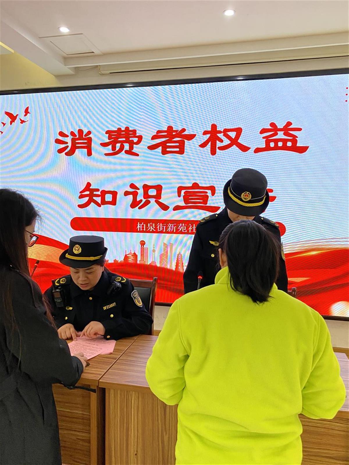 执法队员为居民讲解法规.jpg