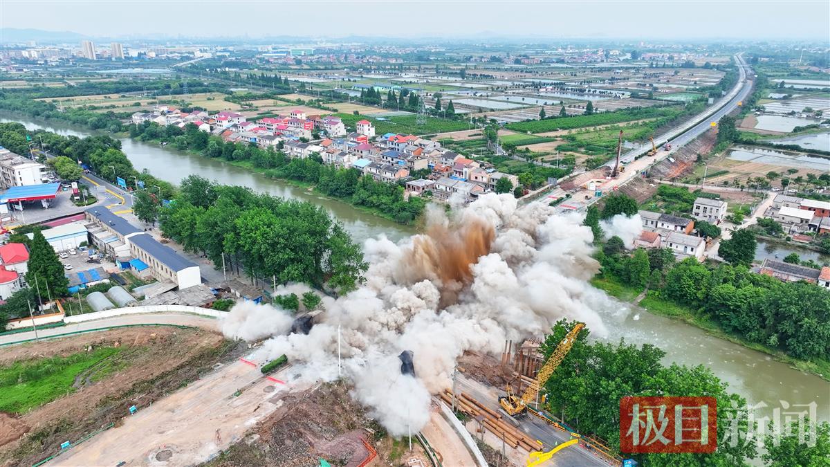 1366348_1秒爆破一座桥！武黄高速改扩建_4.jpg