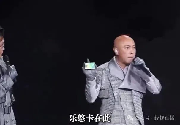 60岁男星张卫健演唱会上突然掏出“老年卡”，求大家别欺负老人家