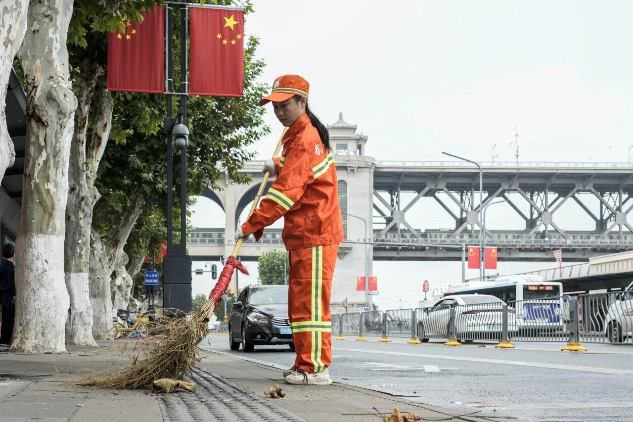 长江大桥桥头环卫清洁——武昌城管供图.jpg