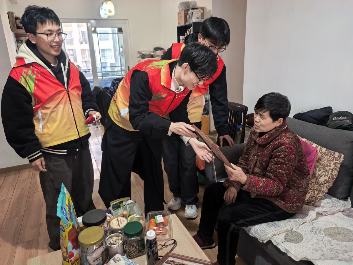 志愿者为上门看望空巢老人、送关爱.jpg