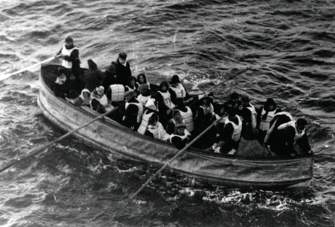 这张照片显示最后一艘救生艇成功地从正在下沉的船上被放下入水