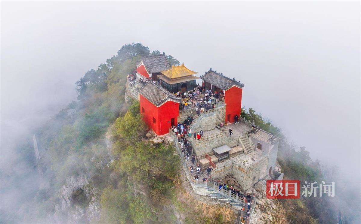 中外嘉宾在仙雾缭绕的金顶参观  徐刚 摄.png