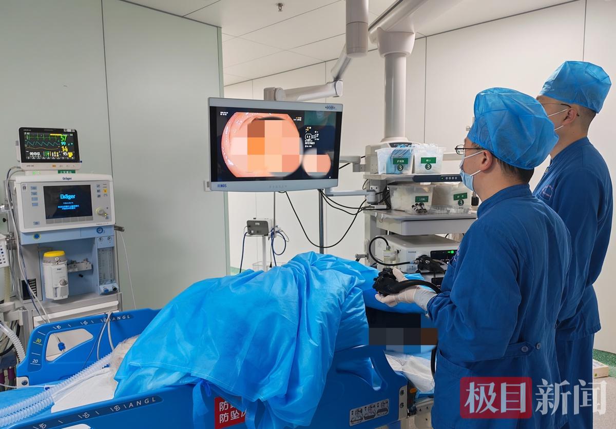 消化内科专家为患者实施内镜黏膜下剥离术（ESD）.jpg