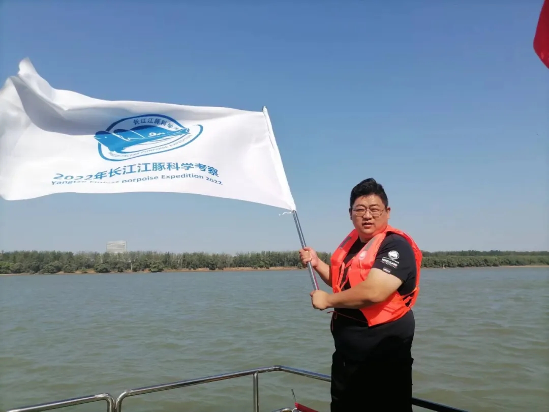 钱正义博士在科考船上