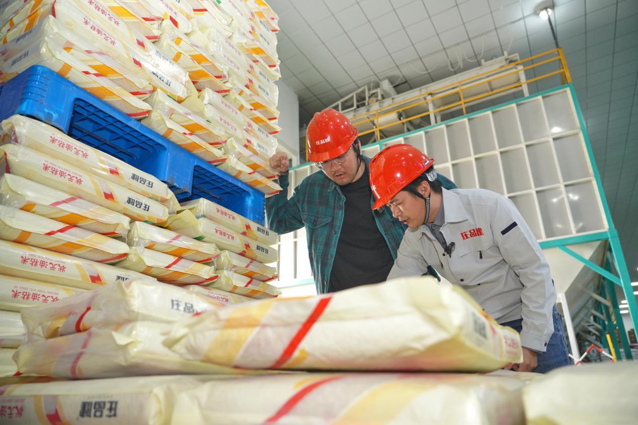 品控经理详细讲解仓储细节 摄影：宋枕涛 2.png