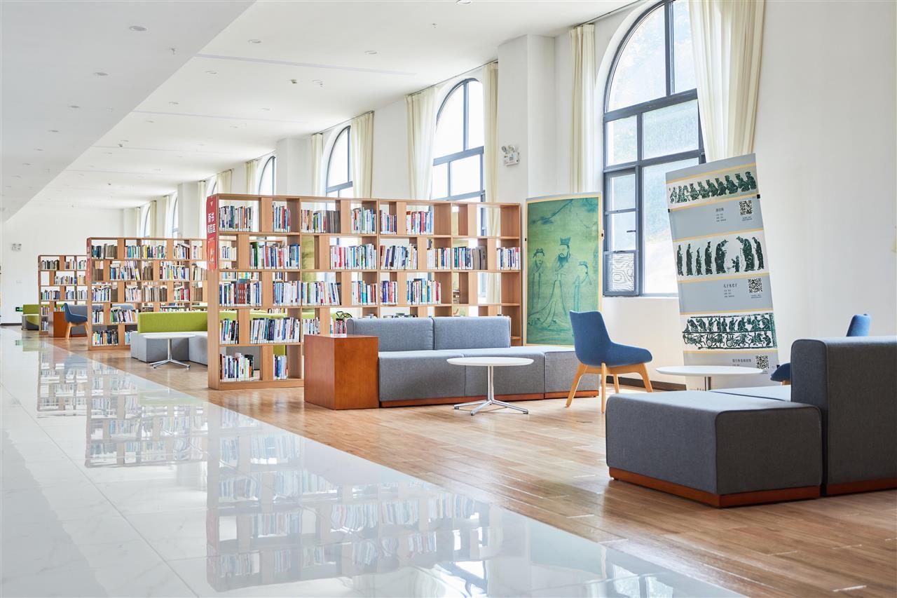 图12 嘉鱼教学改革基地图书馆内景.jpg