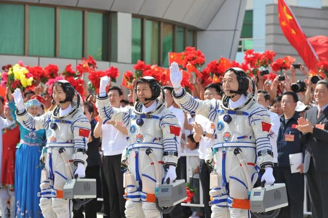 2012 年 6 月 16 日下午，神舟九号航天员（从右至左为景海鹏、刘旺、刘洋）出征仪式在酒泉卫星发射中心举行。宿东 摄