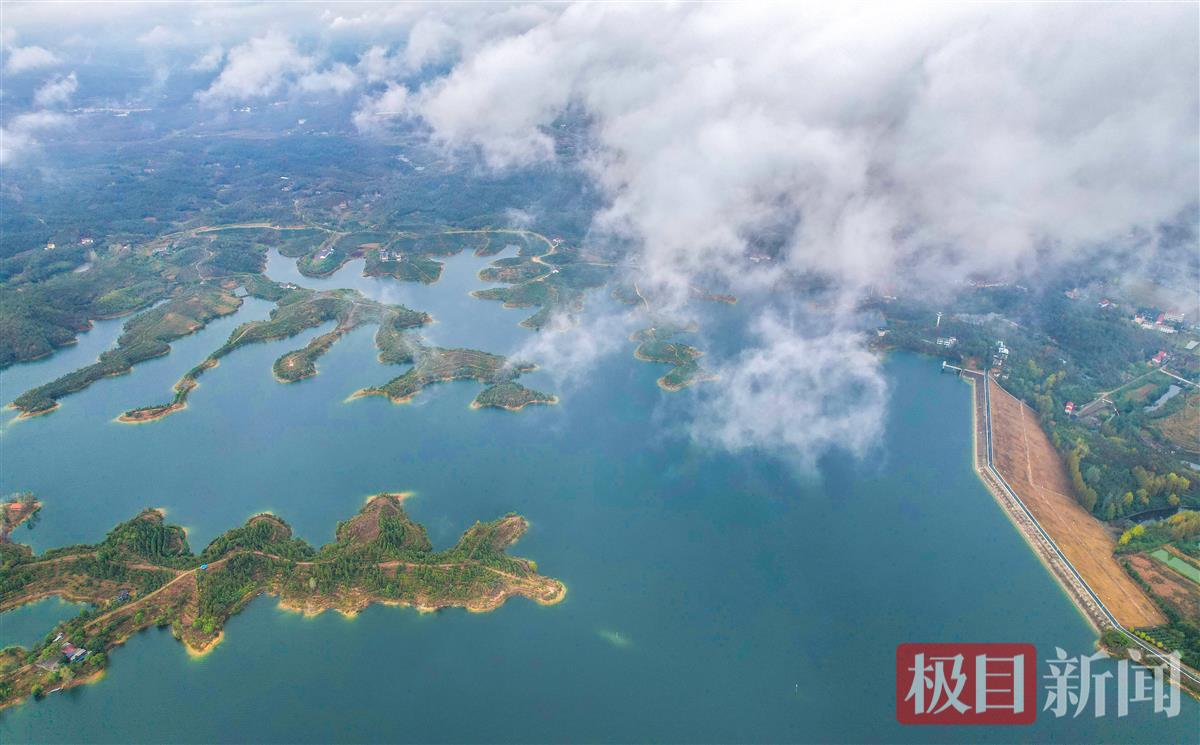 10月17日，随州市随县大洪水库云雾缭绕景色。 （极目新闻记者 黄志刚 摄） (2).jpg