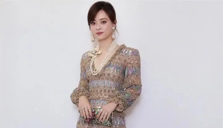 丁禹兮、孙俪、冯绍峰、宋祖儿等本名被曝光，腾讯视频年度活动公布节目单，严格沿用“署名新政”，业内感叹“给公关团队省事了”