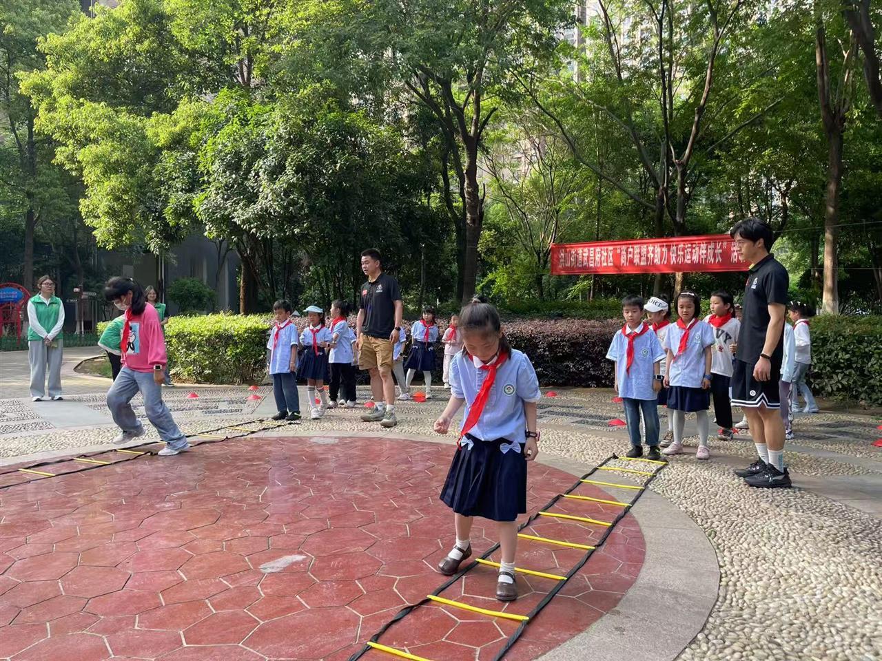 武昌府社区“托管周周帮”孩子们跟着“商户联盟”机构老师锻炼体能.jpg