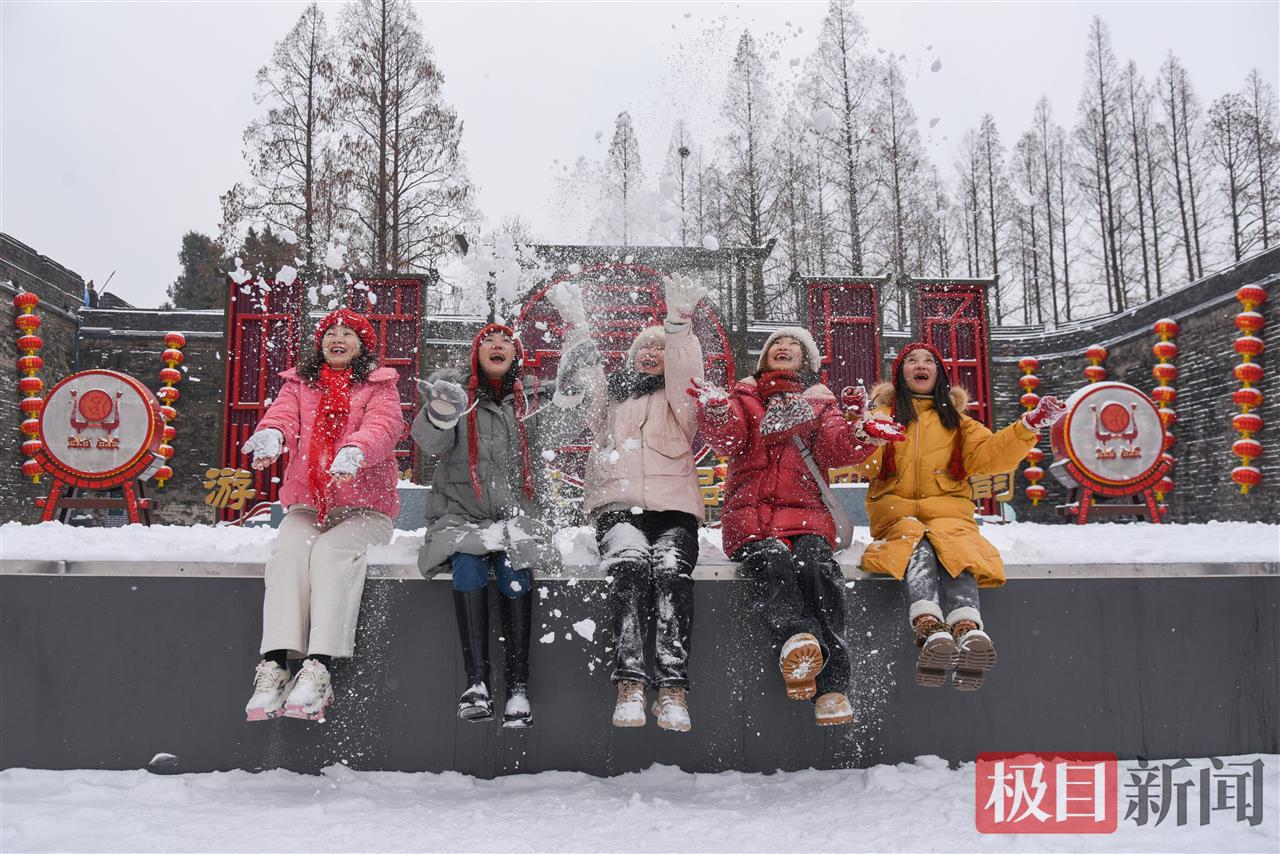 1月20日，湖北荆州古城，几名游客在雪后的古城游玩。（极目新闻记者 黄志刚 摄）.jpg