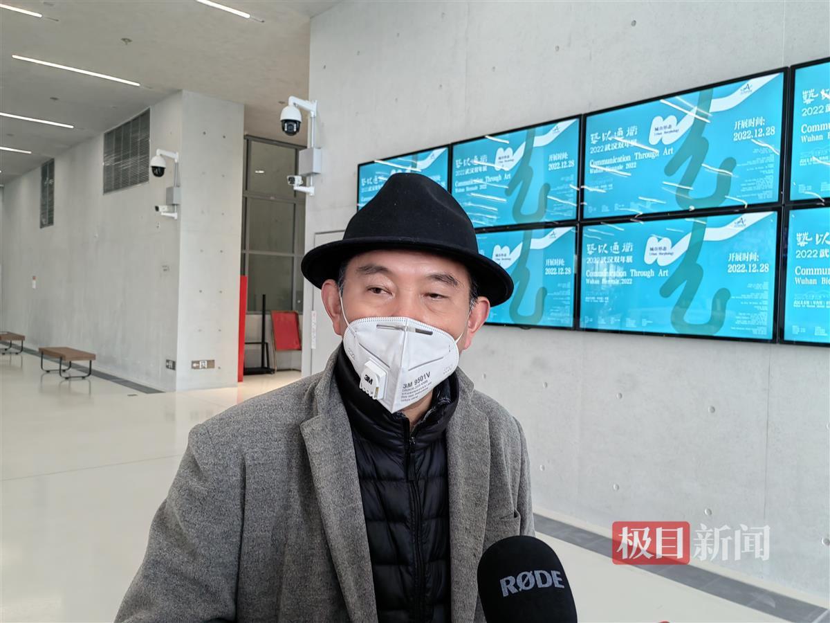 武汉双年展展览总监傅中望接受采访.jpg