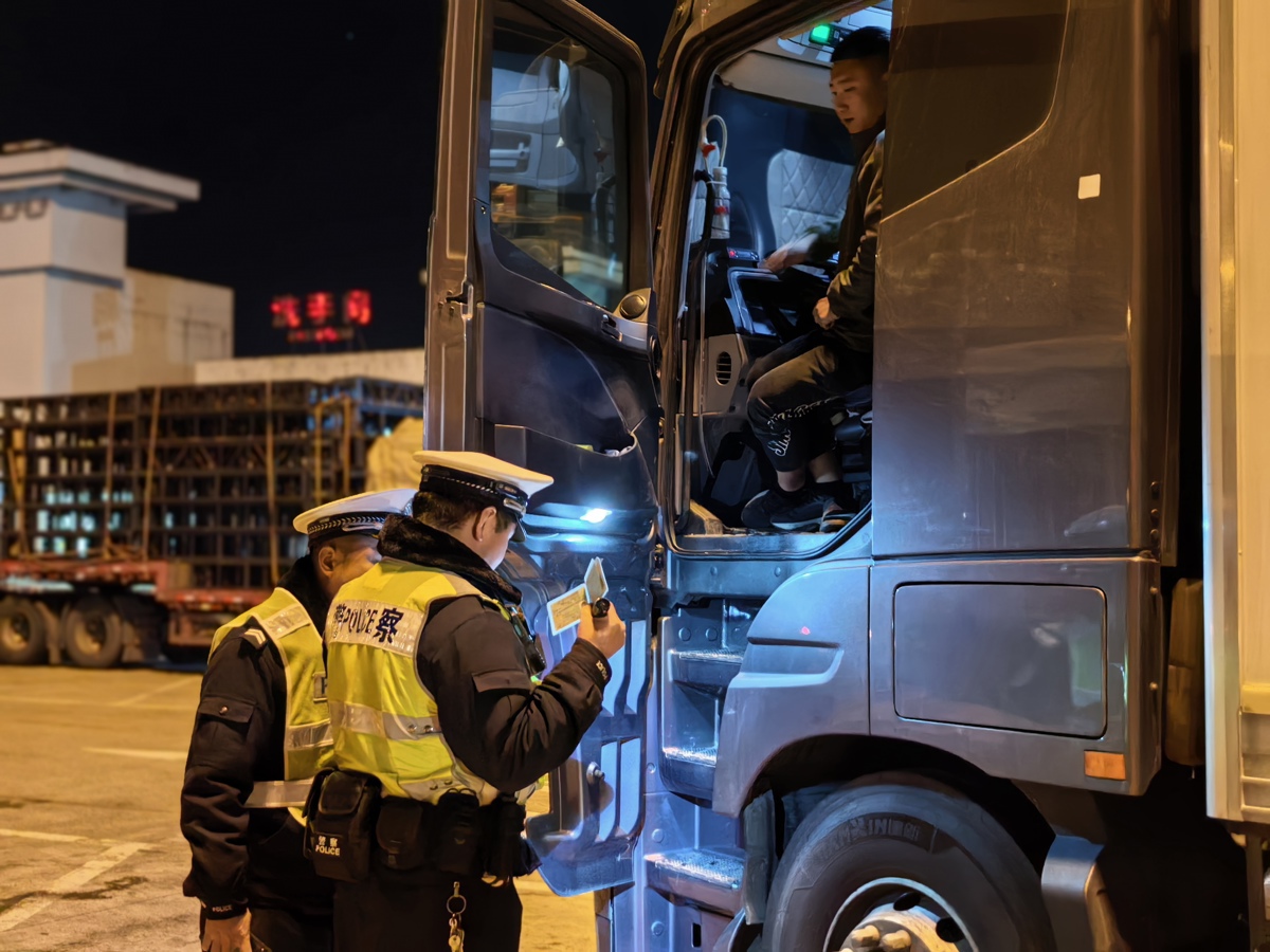 01厅交管总队高警二支队民警在福银高速小池服务区对途径大货车进行检查，并做安全提醒.jpg