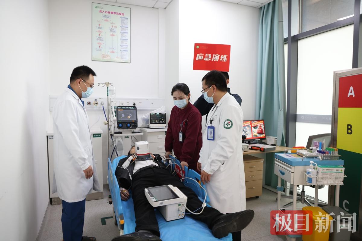 演练中，医护团队为模拟的突发心脏骤停“患者”进行紧急多学科会诊.JPG