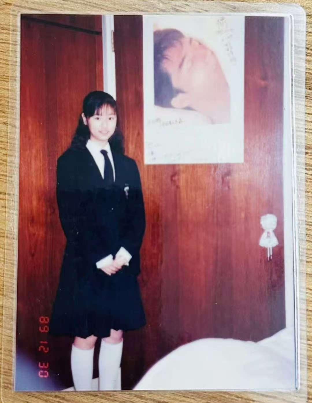 林心如晒13岁旧照，网友：后面的是霍建华？