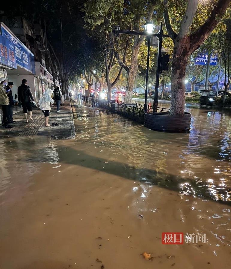 西安一地铁站附近供水管道爆裂致路面大量积水，当地：正在抢修，地铁运行正常