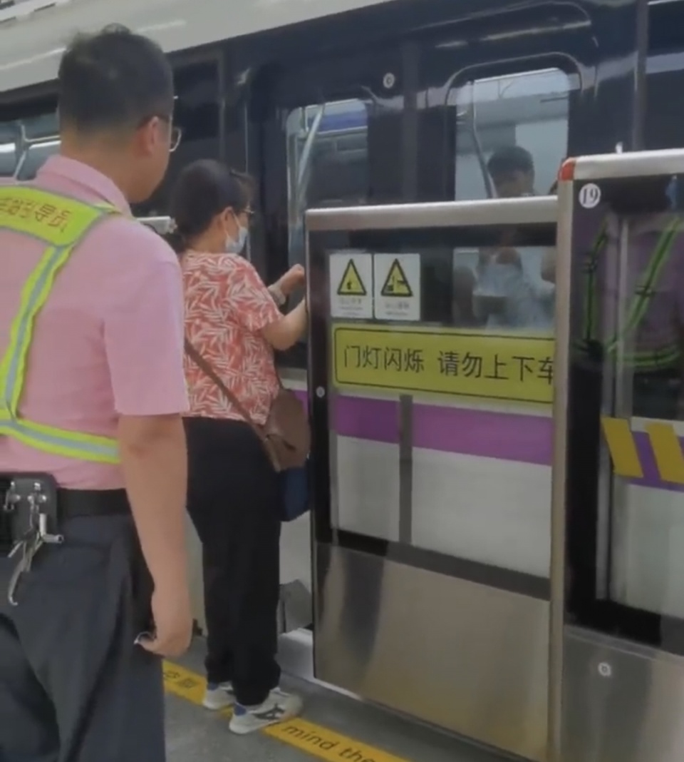 女乘客“甩包”逼停上海地铁五号线；官方回应：乘客欲“冲门”上车，处置及时未影响运营