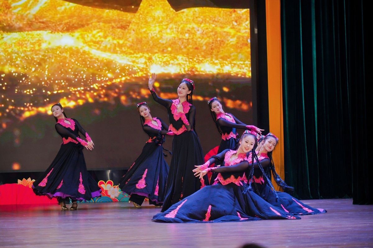 舞蹈《寻梦彼岸》节目现场。学校供图.jpg