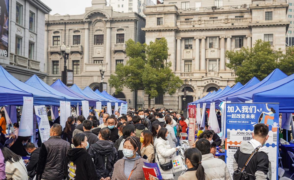 武汉江汉路招聘现场（极目新闻记者李辉摄）