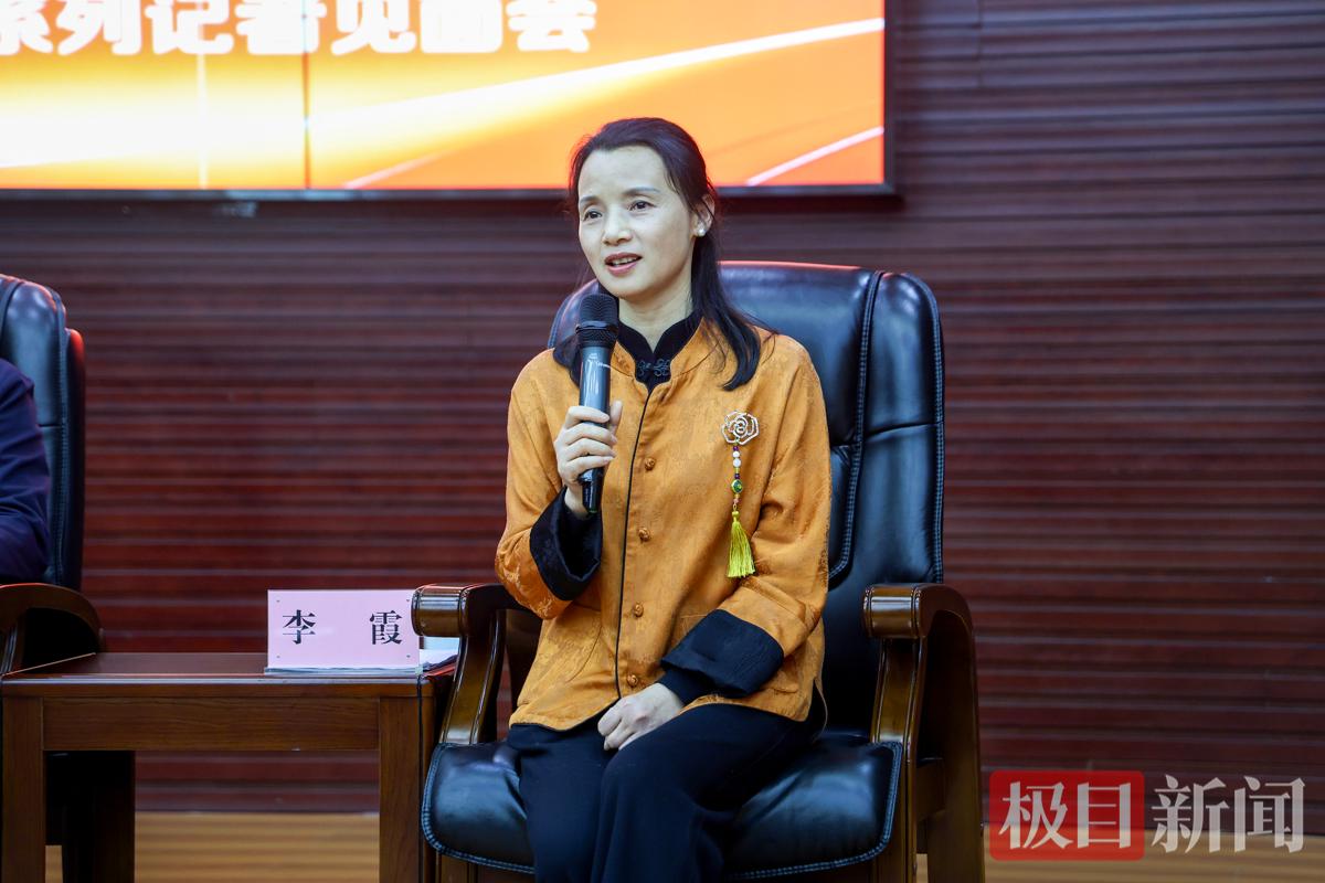 江陵县疾控中心国家血防基地办主任李霞代表分享履职故事。（极目新闻通讯员 张梦瑶 摄）.jpg